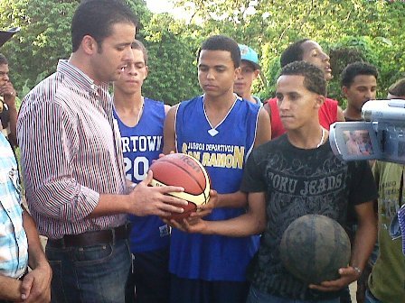 Enmanuel Bautista entrega de balon a jovenes